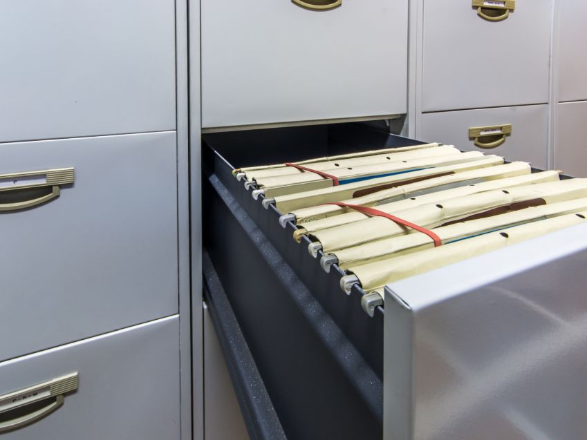 Jak bezpiecznie przechowywać dokumenty w biurze?