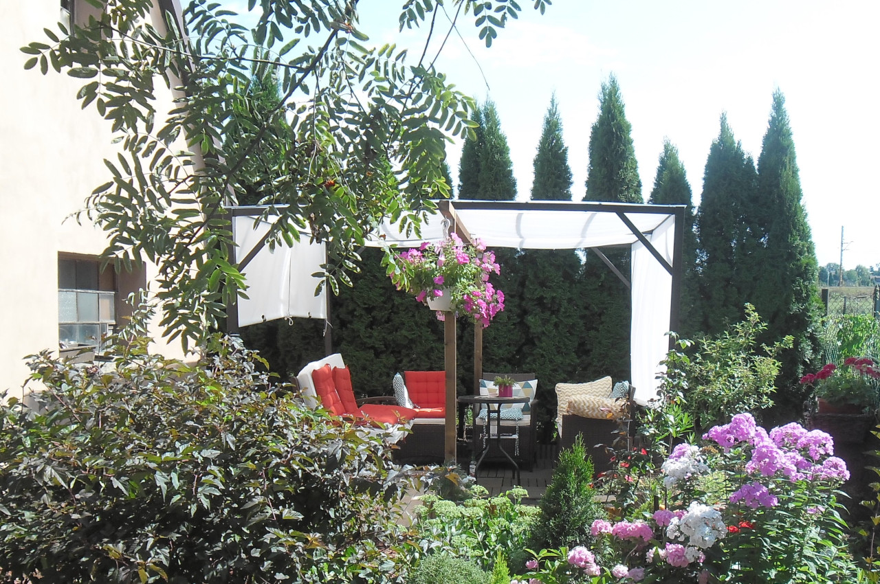 Pomysł na zadaszenie ogrodu – pawilon, altana czy żagiel?