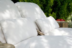 Tkaniny do ogrodu – co wybrać na obszycie mebli, na parasol, na pufy do ogrodu