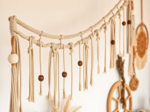 Makrama girlanda DIY: jak krok po kroku stworzyć efektowną dekorację ścienną w stylu boho