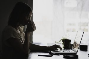 Jak skutecznie zrealizować szkolenie BHP online: Przewodnik po e-learningu w Twojej firmie